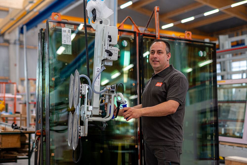 Bild eines Fertigungsmitarbeiters mit einem Glasgreifer